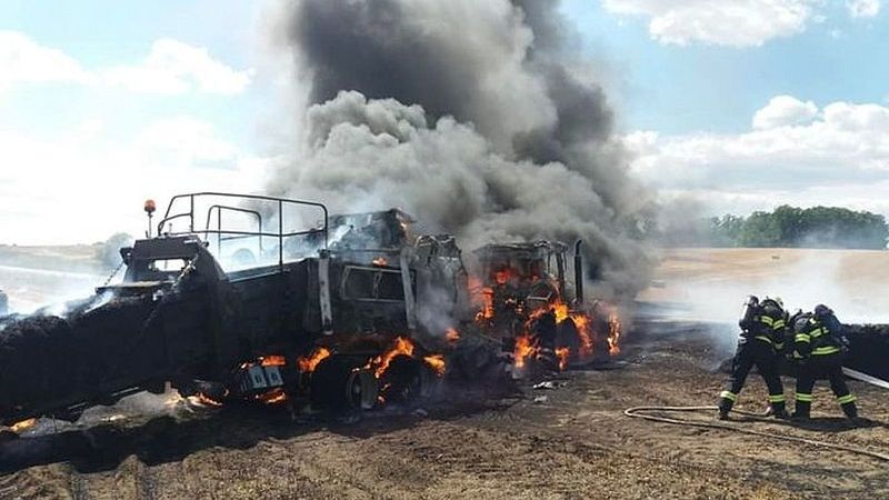 Škoda za osm milionů po požáru traktoru s lisem na Trutnovsku